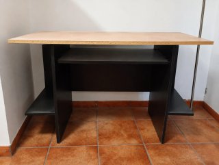 Escritorio moderno con estantes