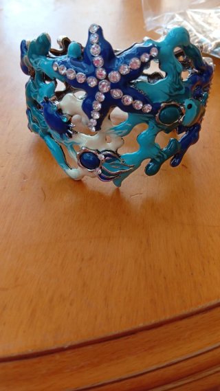 Vestido de fiesta blanco y azul con complementos