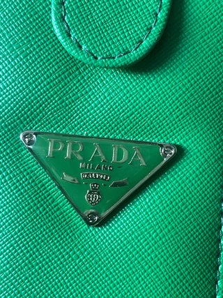 Funda bandolera Prada para el móvil