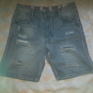 Pantalón corto vaquero desgastado