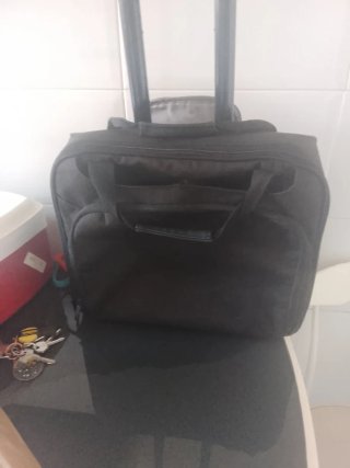 Maleta de viaje negra con ruedas