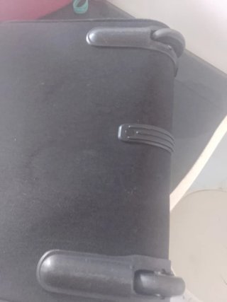 Maleta de viaje negra con ruedas