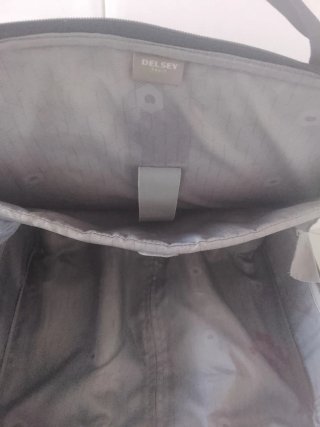 Maleta de viaje negra con ruedas