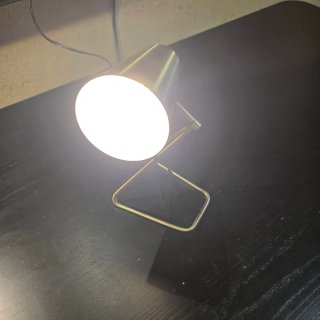 Lámpara de mesa dorada