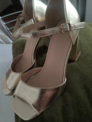 Sandalias doradas tacón cuadrado