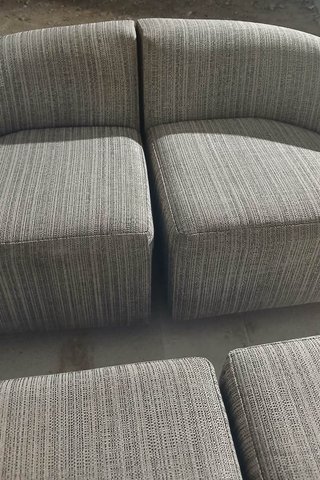 Sofá modular y sillones para bar