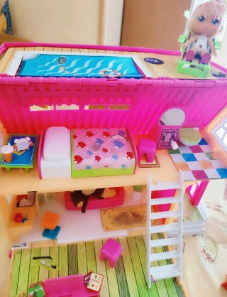 Casa de muñecas Famosa de 3 pisos con ruedas