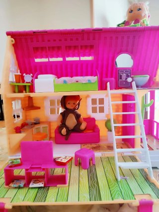 Casa de muñecas Famosa de 3 pisos con ruedas