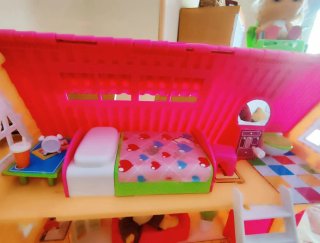 Casa de muñecas Famosa de 3 pisos con ruedas