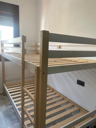 Litera de madera y plástico