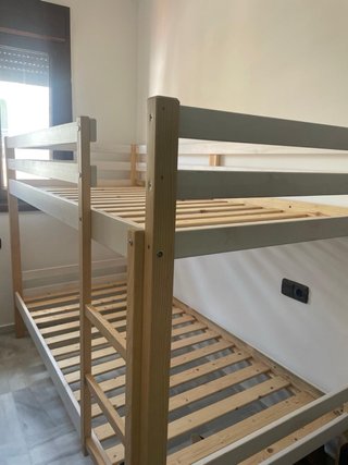 Litera de madera y plástico