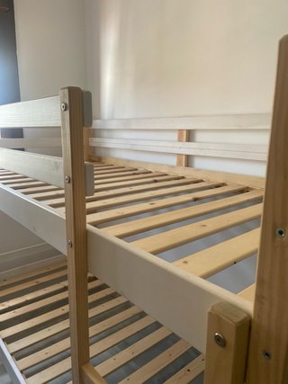 Litera de madera y plástico