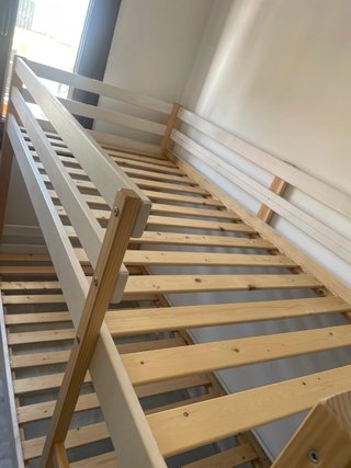 Litera de madera y plástico