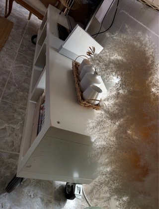 Mueble blanco de TV con ruedas