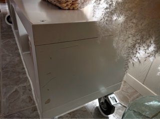 Mueble blanco de TV con ruedas