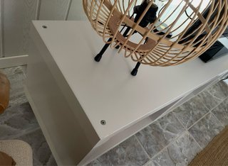 Mueble blanco de TV con ruedas