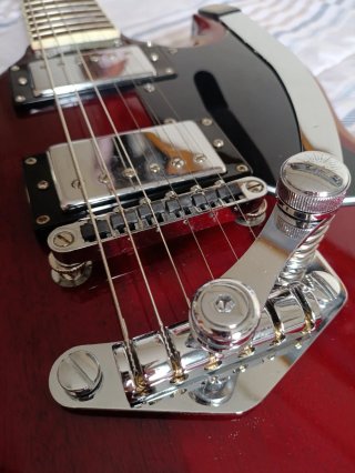Tokai SG mejorada + estuche.