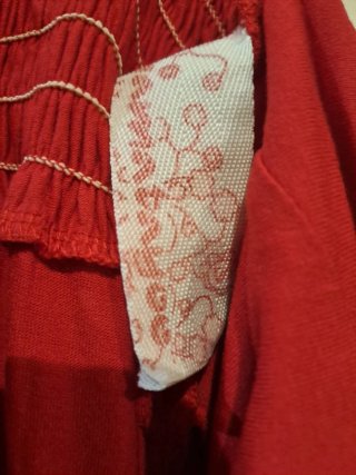 Camiseta roja con flores