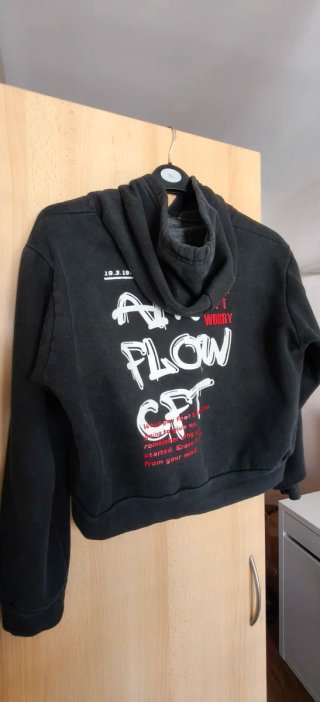 Sudadera deportiva negra con estampado