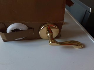 Picaporte dorado para puertas