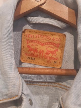 Cazadora Levi's Clásica  decolorada. Talla M