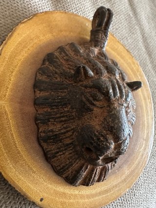 Cabeza de león bronce arte africano