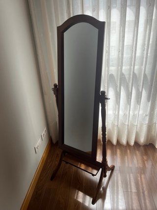 Espejo de pie de madera