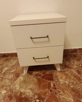 Mesita de noche blanca como nueva