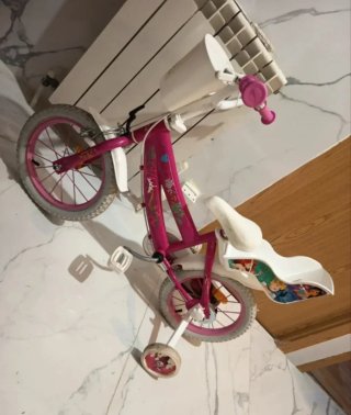 Bicicleta infantil rosa con ruedines