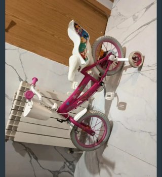 Bicicleta infantil rosa con ruedines