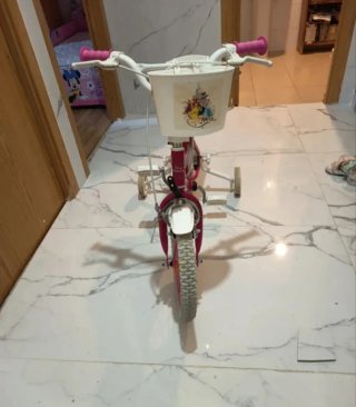 Bicicleta infantil rosa con ruedines