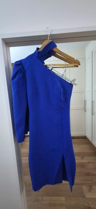 Vestido asimétrico. Manga Abullonada. Impecable.