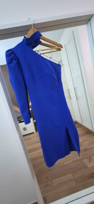 Vestido asimétrico. Manga Abullonada. Impecable.