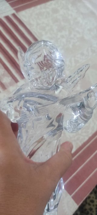 Anjo de cristal tocando harpa