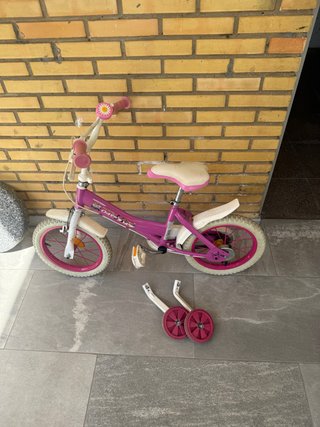 Bicicleta infantil rosa con ruedines