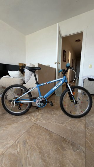 Bicicleta infantil B'TWIN azul no le falla nada