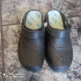 Zuecos negros para trabajo