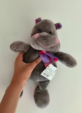Peluche hipopótamo gris con bufanda