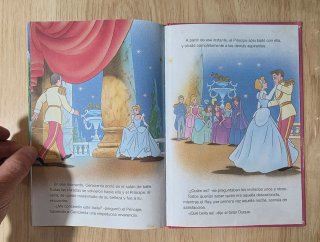 Clásico cuento Disney. "La Cenicienta". Salvat.