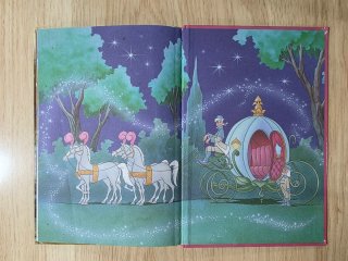 Clásico cuento Disney. "La Cenicienta". Salvat.