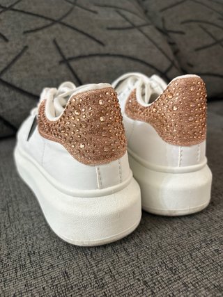 Zapatillas Guess niña blancas y doradas