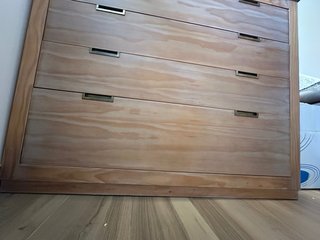 Cómoda de madera con 4 cajones