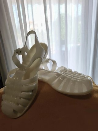Sandalias HOBEKY de goma blancas