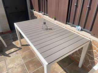 Mesa de exterior de plástico gris y blanca