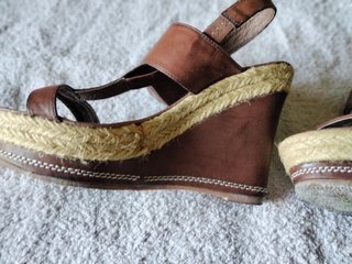 Sandalias cuña mujer marrones