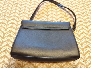 Bolso  negro con flores rosas
