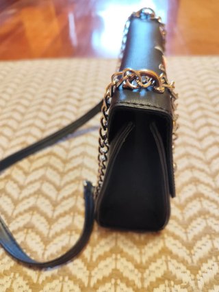 Bolso  negro con flores rosas