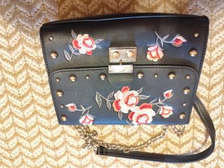 Bolso  negro con flores rosas