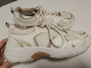 Zapatillas deportivas blancas y doradas T38