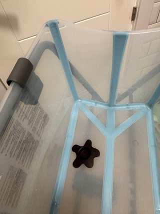 Bañera Stokke con patas y soporte bebe.